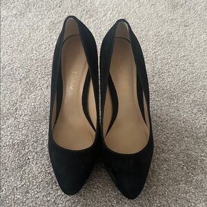 Pour La Victoire (worn once) Chic Black Suede Pumps